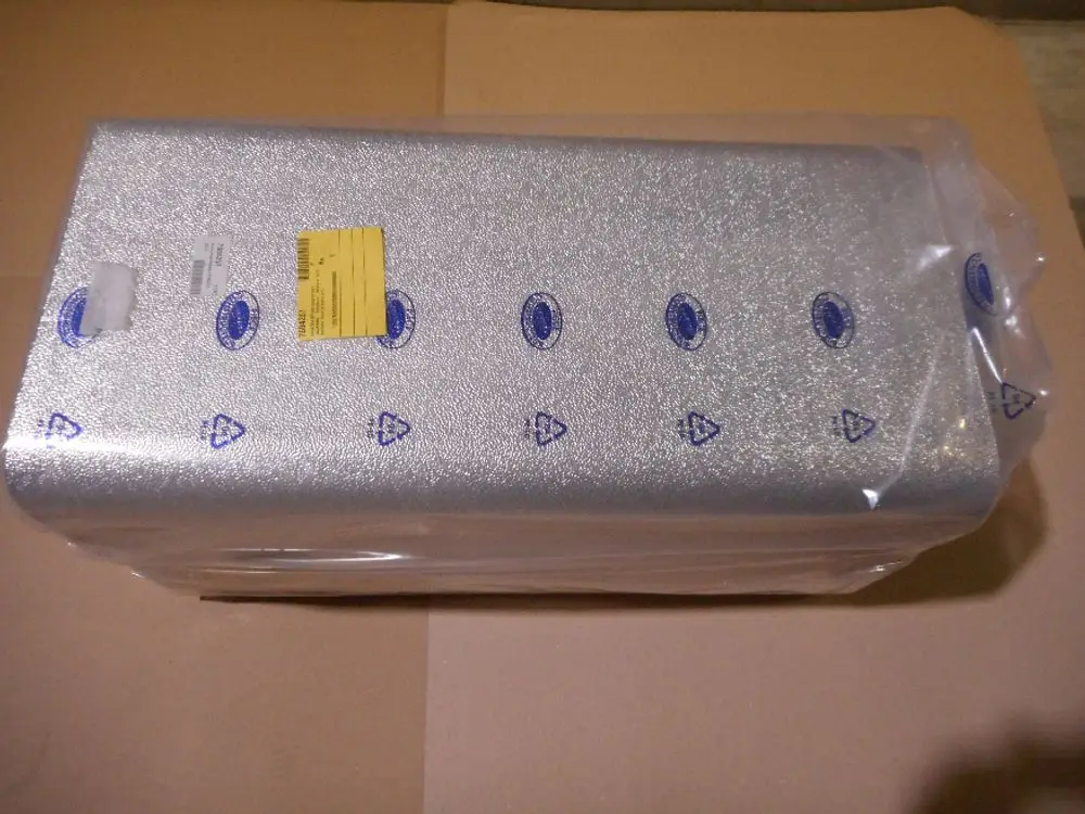 Verpackte Isolierung in Silber, wahrscheinlich für Rücklaufleitungen, mit Etikett von Remeha. Oberfläche mit strukturierter Folie und Schutzsymbolen versehen.